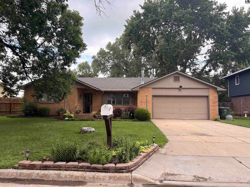 610 Idlewild Dr, Hutchinson, KS 67502