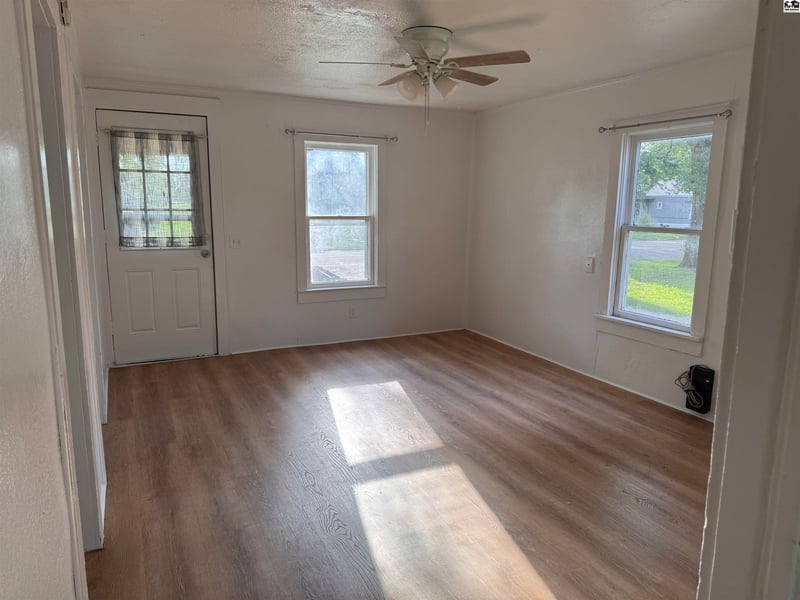 108 9th St, Sterling, KS 67579