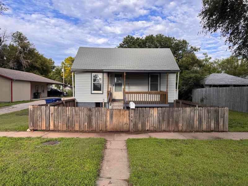 108 9th St, Sterling, KS 67579