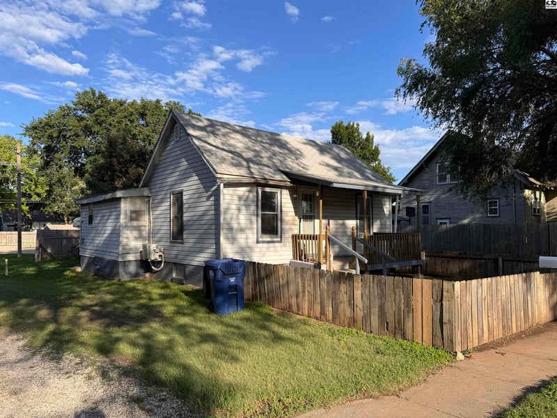 108 9th St, Sterling, KS 67579