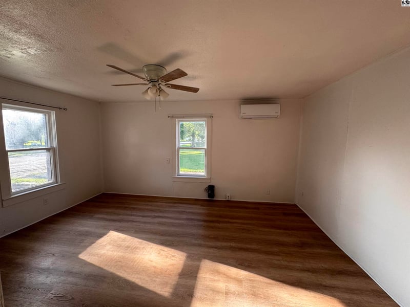 108 9th St, Sterling, KS 67579
