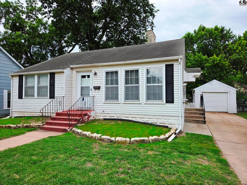 317 8th St, Newton, KS 67114