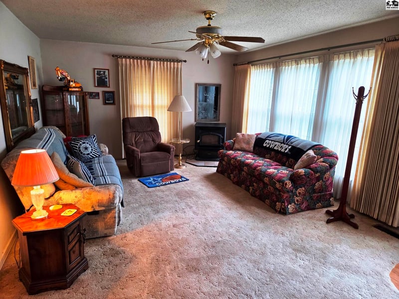 317 8th St, Newton, KS 67114