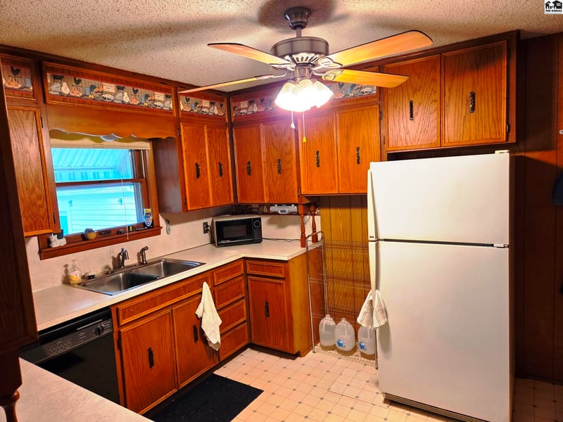 317 8th St, Newton, KS 67114