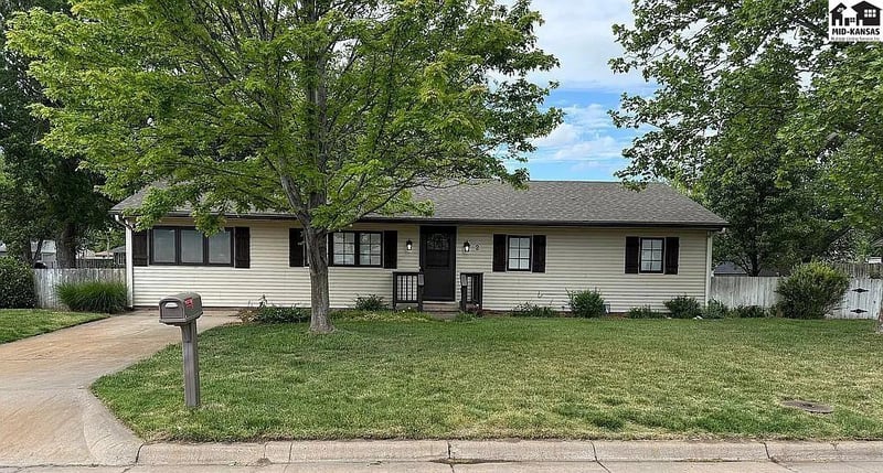 2 18th Edgemoor, Hutchinson, KS 67501