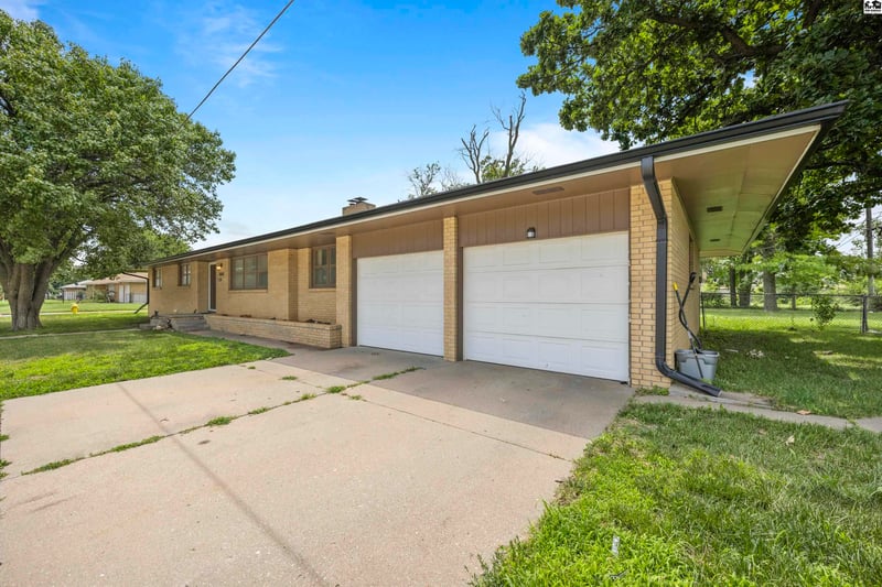 1601 N Cleveland St, Hutchinson, KS 67501