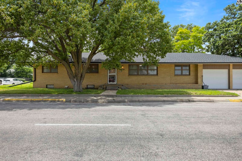 1601 N Cleveland St, Hutchinson, KS 67501