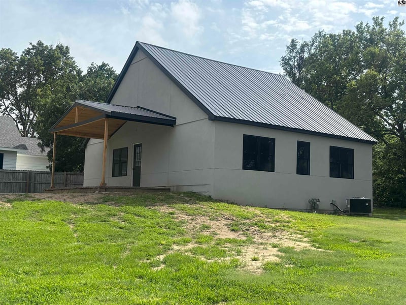 219 Pine St, Pratt, KS 67124