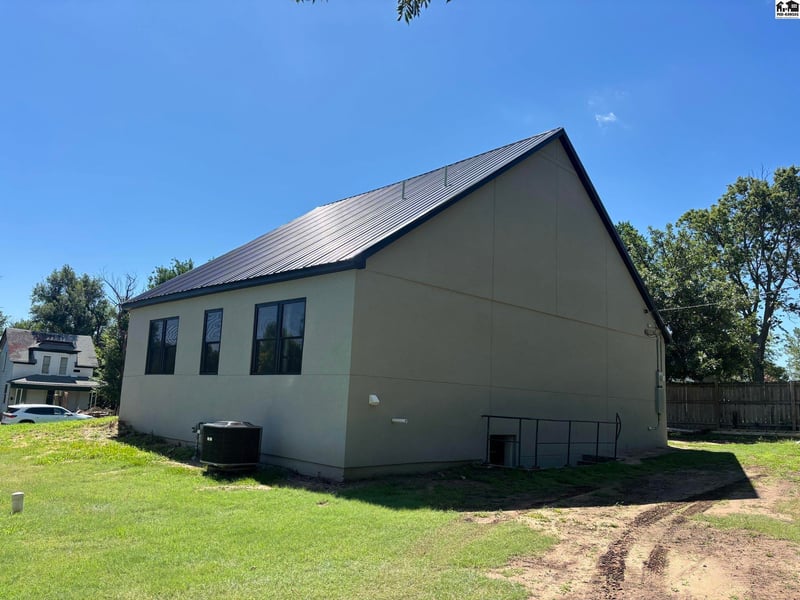 219 Pine St, Pratt, KS 67124