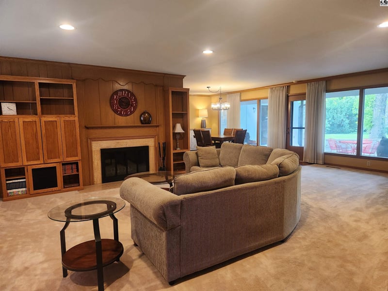 8 Downing Rd, Hutchinson, KS 67502