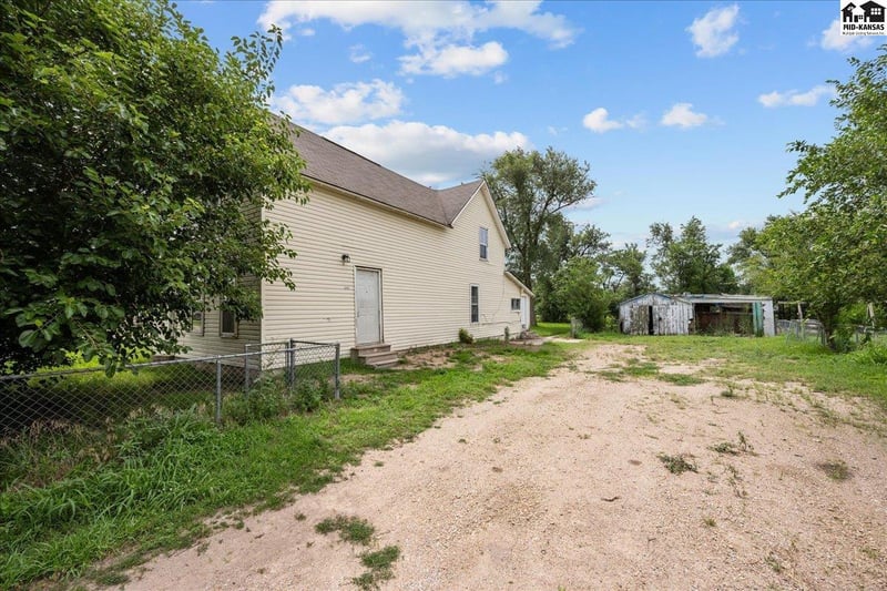 2627 2nd Ave, Hutchinson, KS 67501
