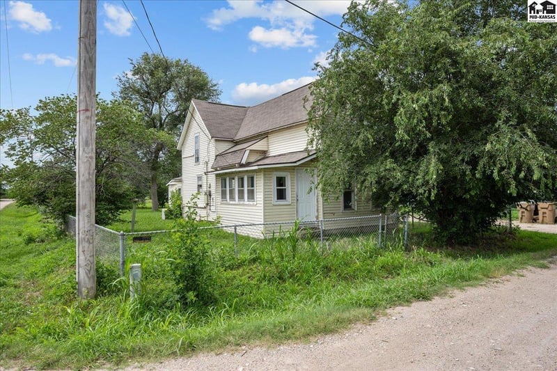 2627 2nd Ave, Hutchinson, KS 67501
