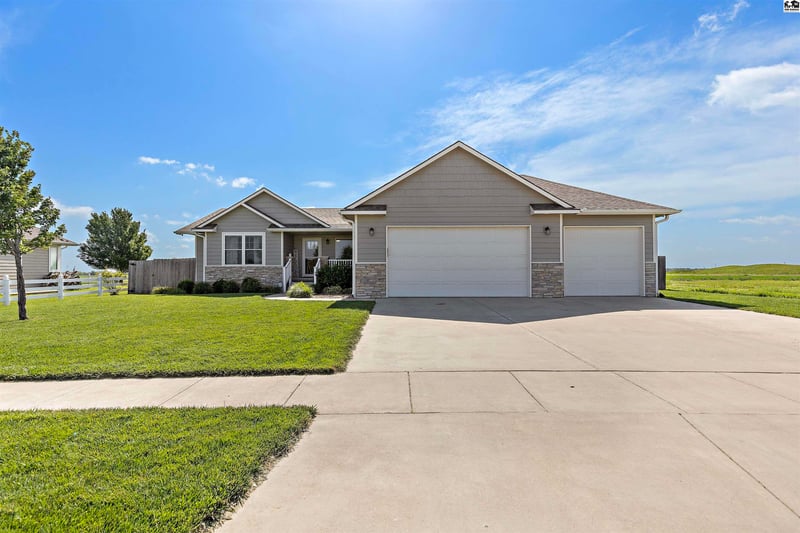 504 Prairie Park Ln, Buhler, KS 67522