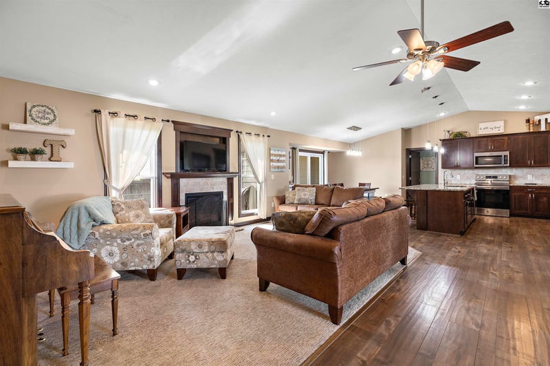 504 Prairie Park Ln, Buhler, KS 67522