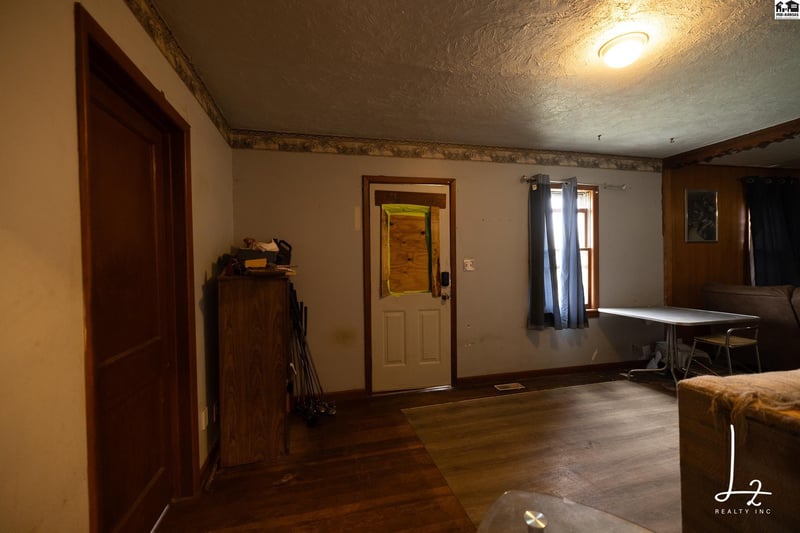 1029 Hendricks St, Hutchinson, KS 67501