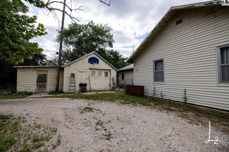 1029 Hendricks St, Hutchinson, KS 67501