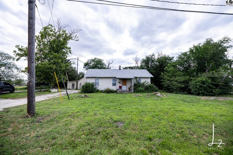 1029 Hendricks St, Hutchinson, KS 67501