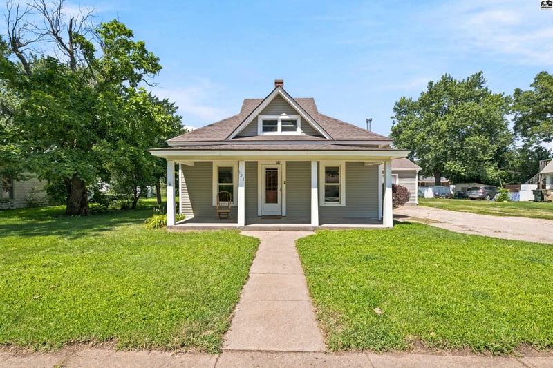 121 Plum St, Pretty Prairie, KS 67570