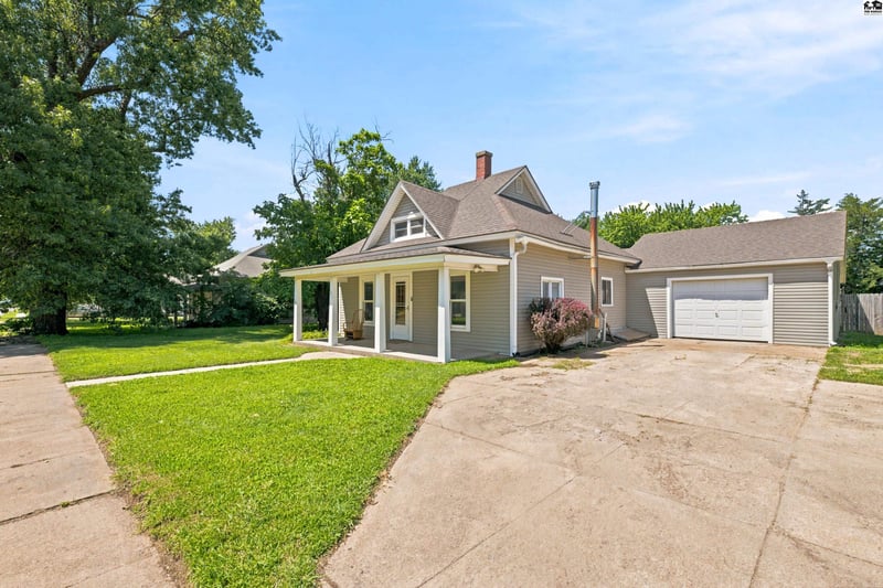 121 Plum St, Pretty Prairie, KS 67570