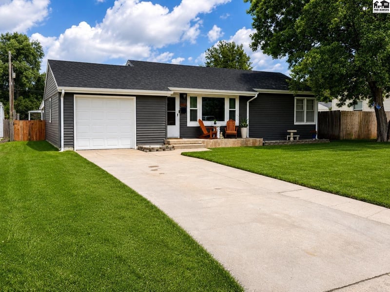 902 20th Ave, Hutchinson, KS 67502