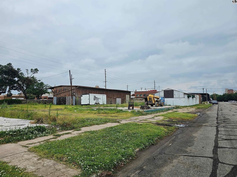 218 4th St, Salina, KS 67401