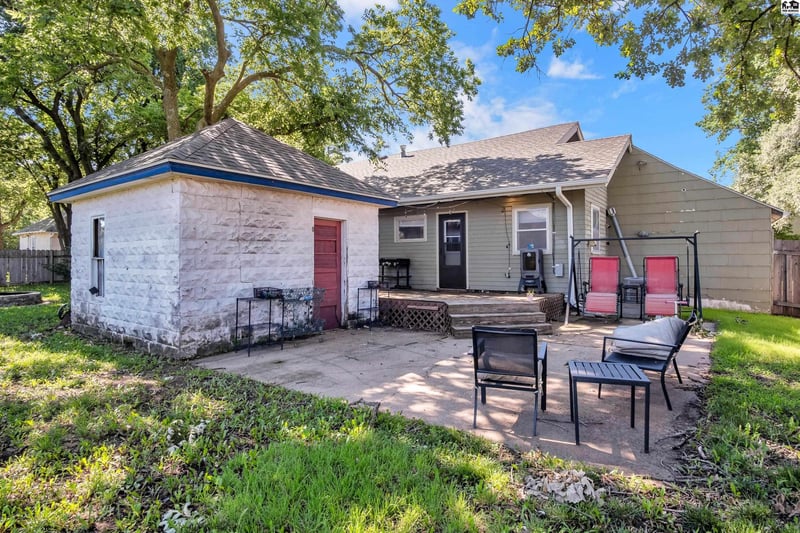 120 Thornton St, Moundridge, KS 67107