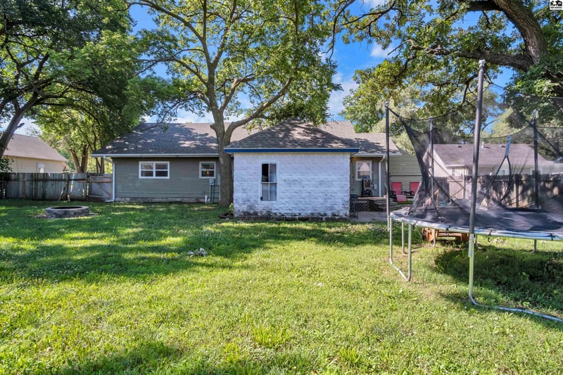 120 Thornton St, Moundridge, KS 67107