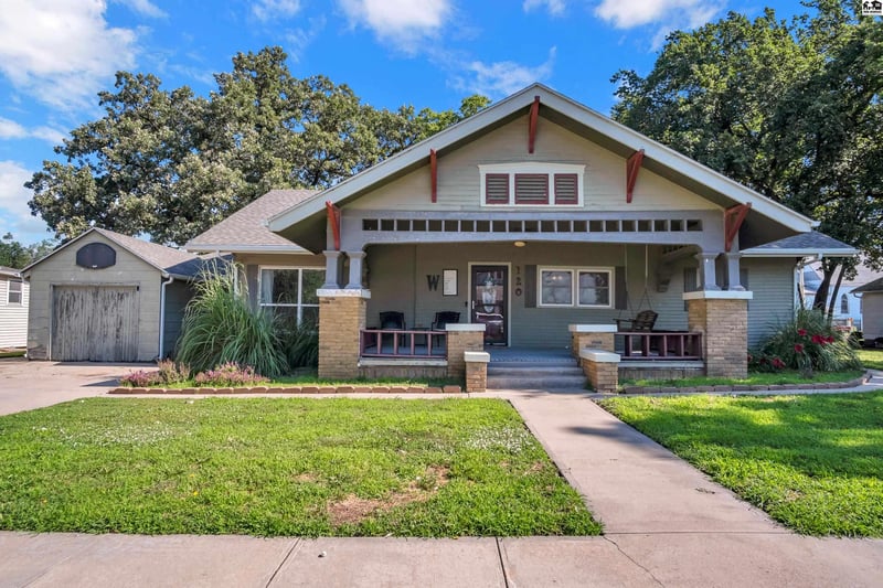 120 Thornton St, Moundridge, KS 67107