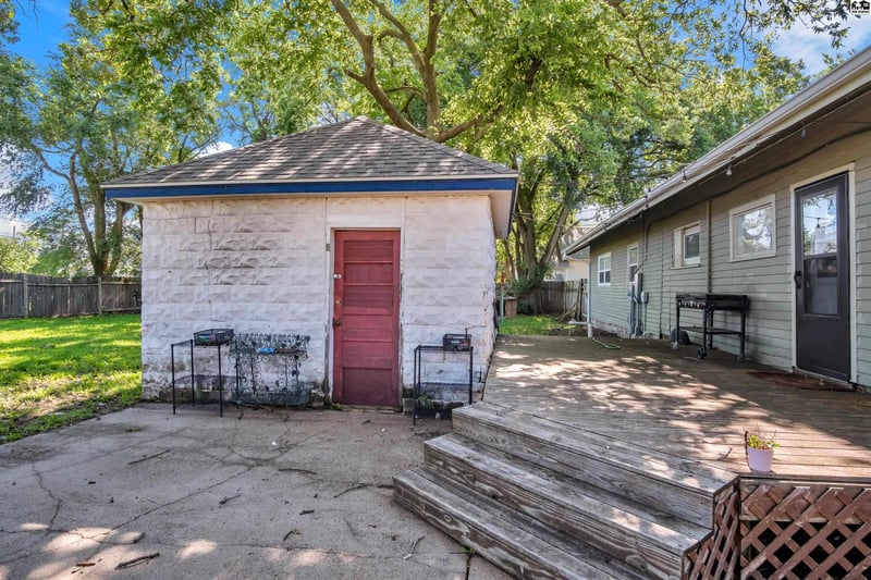 120 Thornton St, Moundridge, KS 67107