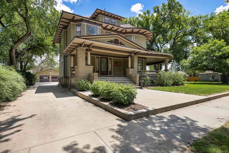 204 6th St, Sterling, KS 67579