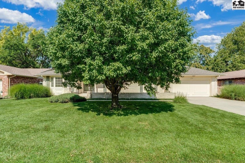 2701 Derenda Dr, Hutchinson, KS 67502