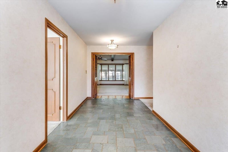 2701 Derenda Dr, Hutchinson, KS 67502