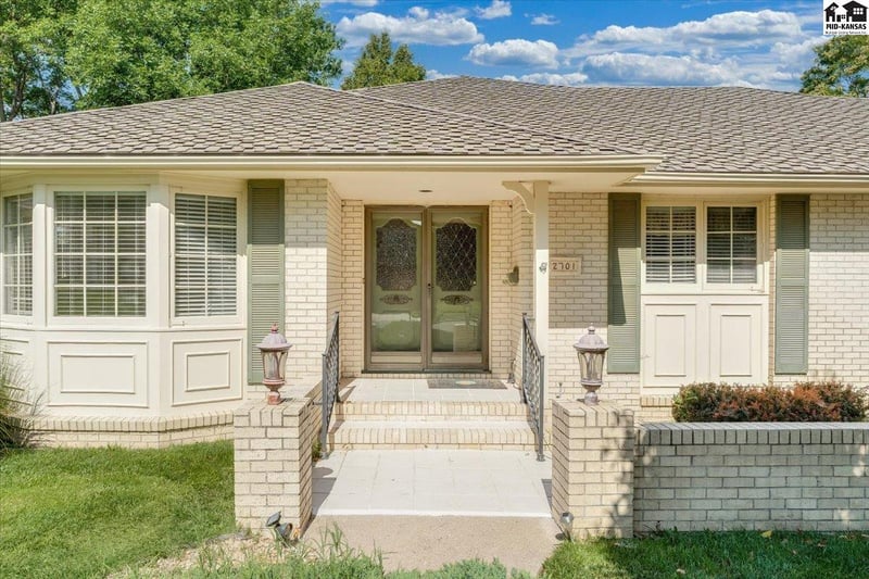 2701 Derenda Dr, Hutchinson, KS 67502
