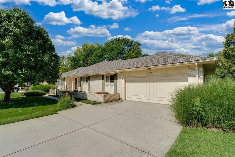 2701 Derenda Dr, Hutchinson, KS 67502