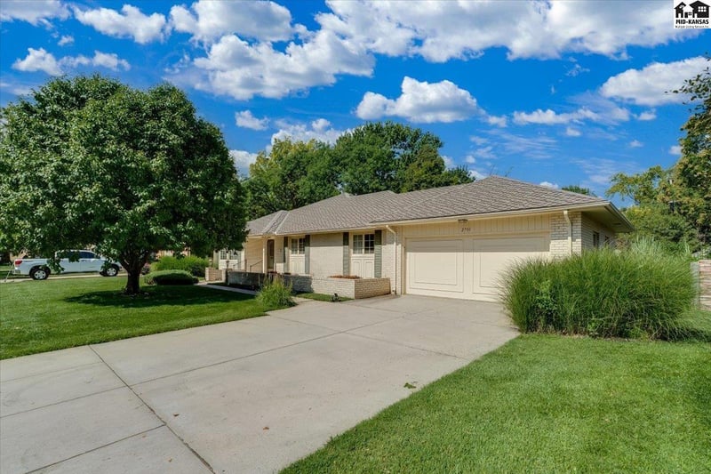 2701 Derenda Dr, Hutchinson, KS 67502