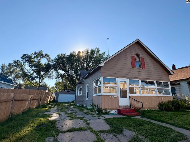907 Monroe St, Hutchinson, KS 67501