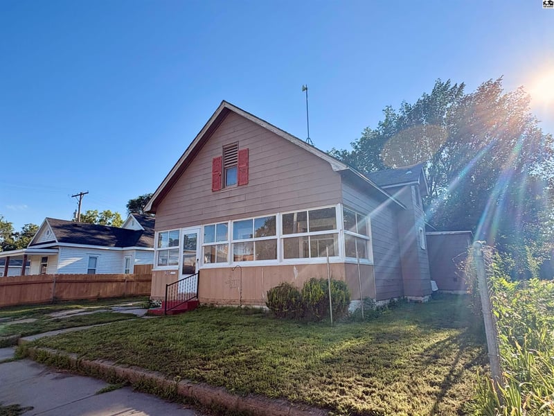 907 Monroe St, Hutchinson, KS 67501