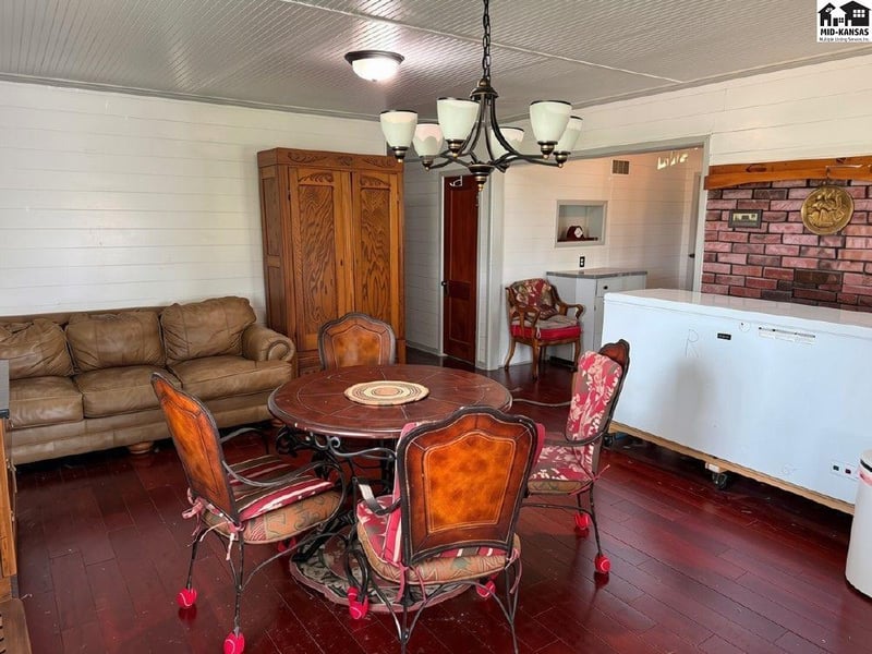 1246 130th Ave, Larned, KS 67550