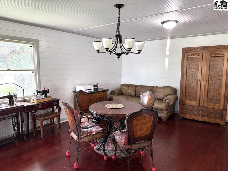 1246 130th Ave, Larned, KS 67550