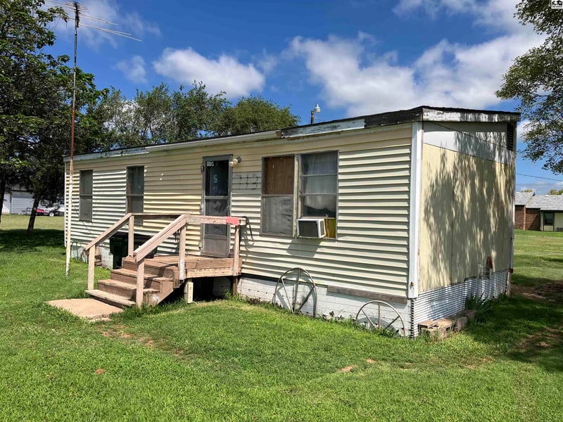 713 South Ave, St John, KS 67576