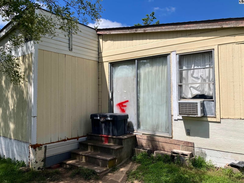713 South Ave, St John, KS 67576