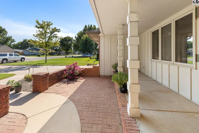900 Surrey Trl, Hutchinson, KS 67502