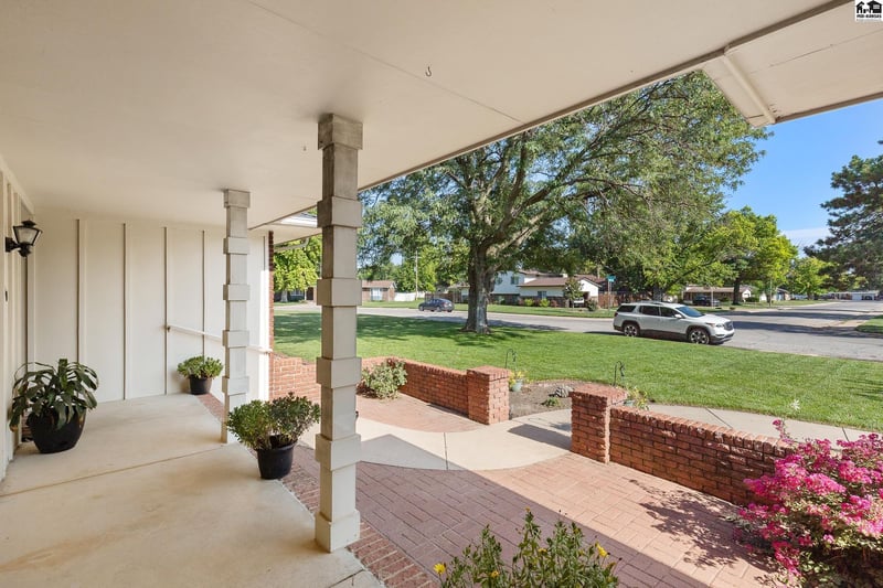 900 Surrey Trl, Hutchinson, KS 67502
