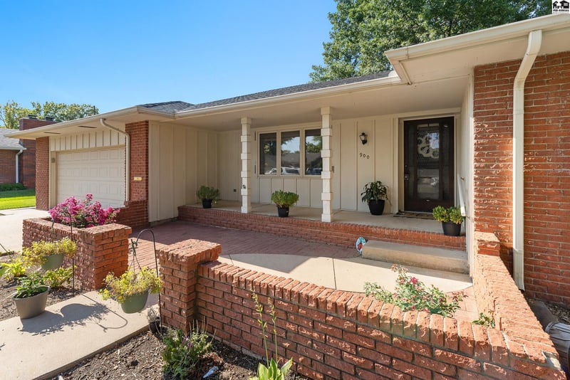 900 Surrey Trl, Hutchinson, KS 67502