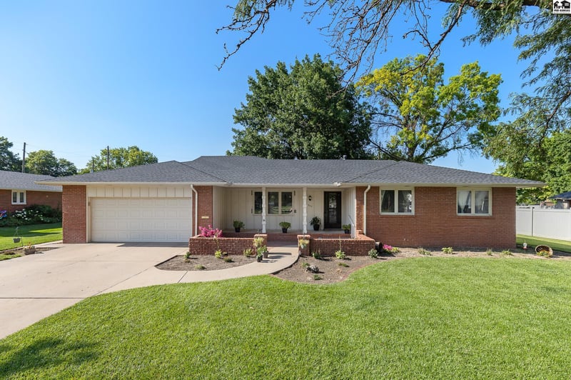 900 Surrey Trl, Hutchinson, KS 67502