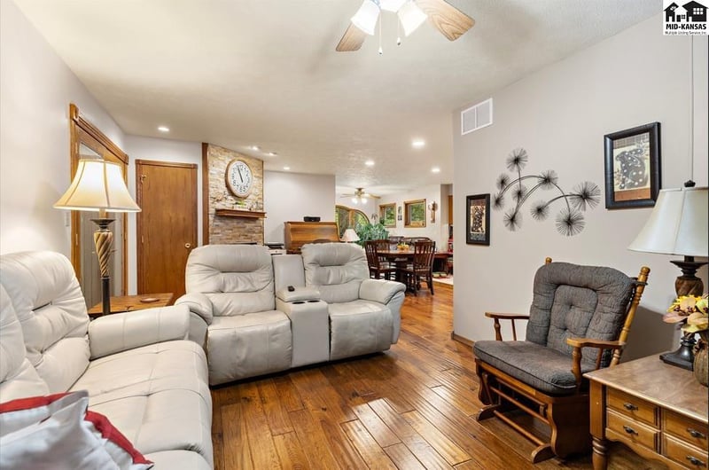 10211 Golden Arrow Dr, Hutchinson, KS 67502