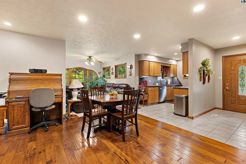 10211 Golden Arrow Dr, Hutchinson, KS 67502