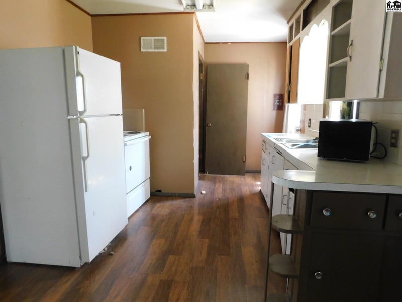 715 Purdy , Lyons, KS 67554