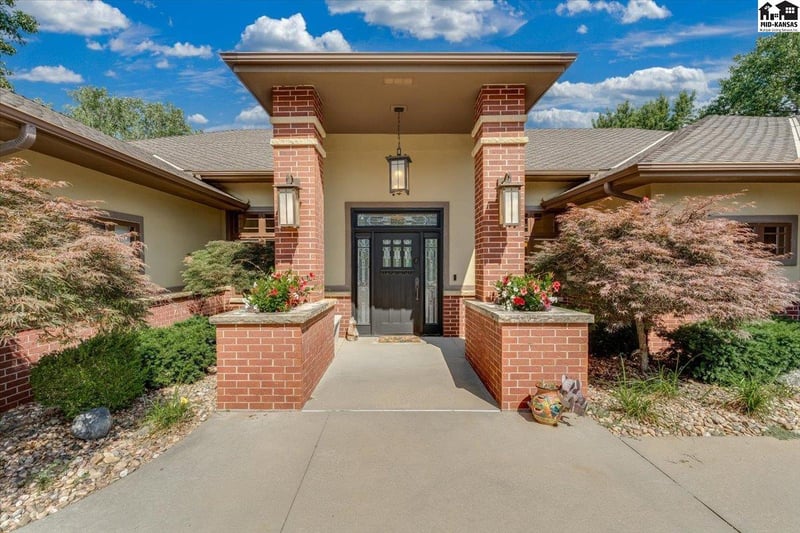 1 Prairie Dunes Dr, Hutchinson, KS 67502