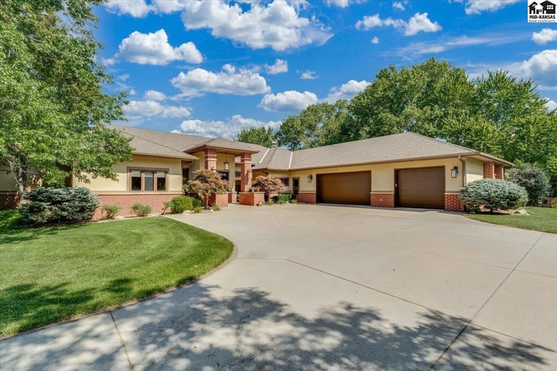 1 Prairie Dunes Dr, Hutchinson, KS 67502